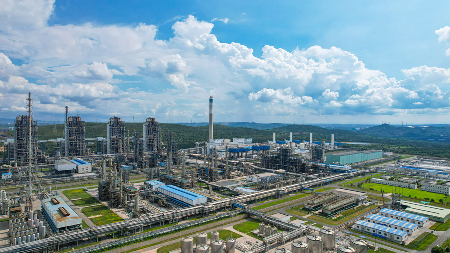 这是2025年7月23日在山西省长治市拍摄的潞安化工集团煤基清洁能源公司厂区全景（无人机照片）。